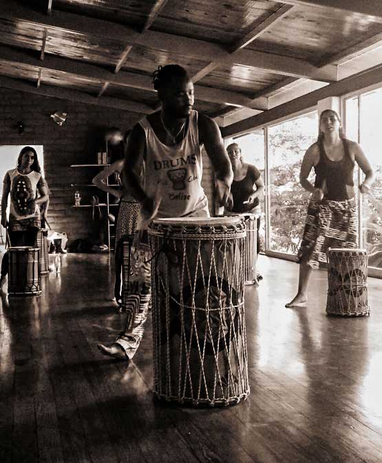 Participantes ensayan danza en un salón, fotografía en blanco y negro.